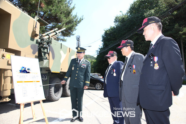 26일 제74주년 축석령전투 추모행사에 참석한 포병 전우회원들이 행사장 앞에 전시된 105mm 자주곡사포 '풍익'을 살펴보고 있다.(사진제공.육군 8기동사단)