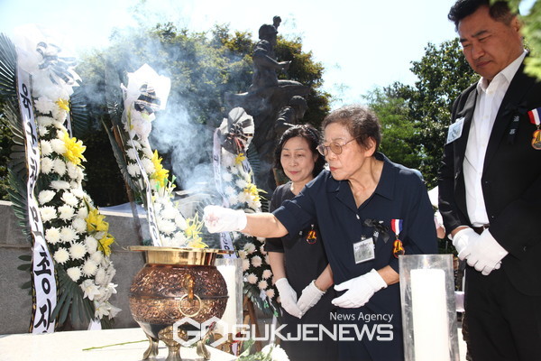 26일 경기도 의정부시에 있는 의정부지구전투기념비에서 열린 제74주년 축석령전투 추모행사에 참석한 전사자 유가족들이 분향하고 있다.(사진제공.육군 제8기동사단)