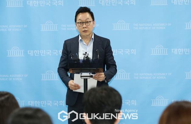 ▲정봉주 더불어민주당 최고위원 후보는 12일 오전 국회 소통관 백브리핑장에서 이재명 팔이 무리들을 뿌리뽑겠다고 긴급 기자회견을 하고 있다./사진=원명국 기자 