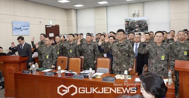 ▲김선호 국방부 장관 직무대행과 군 관계자들이 14일 서울 여의도 국회에서 열린 제420회국회(임시회) 제3차 윤석열 정부의 비상계엄 선포를 통한 내란 혐의 진상규명 국정조사특별위원회 전체회의에서 증인선서를 하고 있다. /사진=원명국 기자